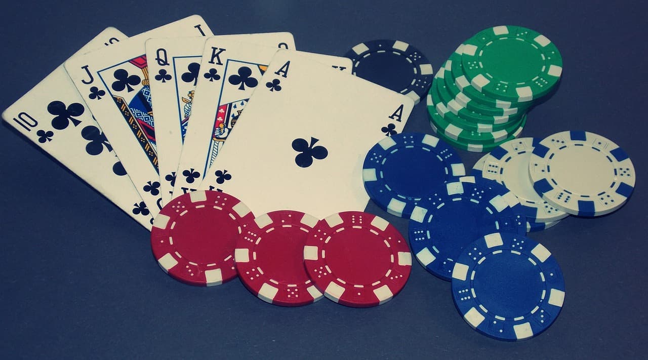 ポーカーはオンラインカジノで最も人気のあるカードゲームです